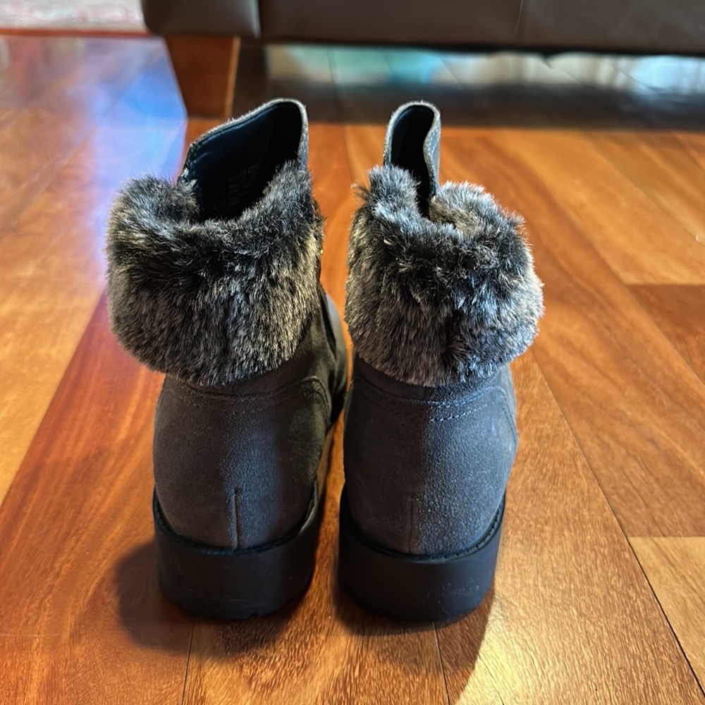 Coke Haan Size 9.5 waterproof Suede boots. Great condition! - Picture 2 of 6